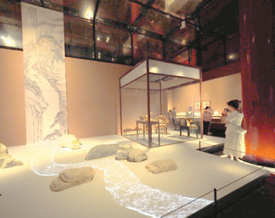 觀眾在“茶道尚和”展廳參觀。 　　杜建坡攝