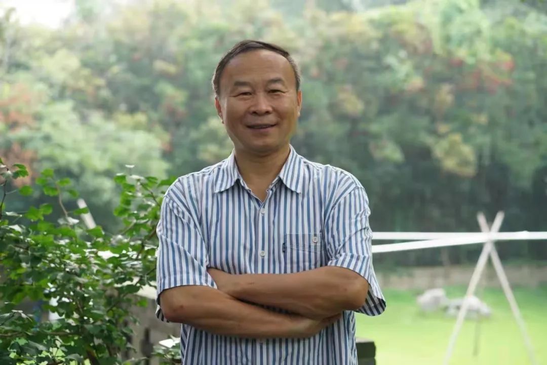 許晨，中國作家協(xié)會會員，中國報告文學(xué)學(xué)會理事，山東省作協(xié)原副主席，青島市作協(xié)名譽主席。出版有《人生大舞臺——“樣板戲”啟示錄》《琴聲如訴》《山海閩東》，以及海洋紀(jì)實三部曲《第四極：中國蛟龍?zhí)柼魬?zhàn)深?！贰兑粋€男人的海洋》《耕海探洋》等多部報告文學(xué)和散文集，被譽為“海洋作家”。榮獲第七屆魯迅文學(xué)獎、第五屆冰心散文獎、第三屆中國工業(yè)文學(xué)大賽一等獎等獎項。