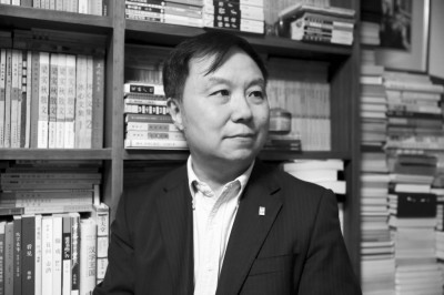 汪家明，曾任山東畫報(bào)出版社總編輯、生活·讀書·新知三聯(lián)書店副總編輯、人民美術(shù)出版社社長(zhǎng)