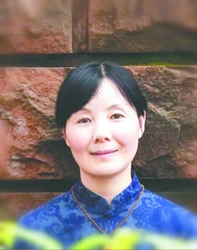 王蕓，中國作協(xié)會員，一級作家。生于湖北，現(xiàn)為南昌市文學(xué)藝術(shù)院專業(yè)作家。出版有長篇小說《對花》《江風(fēng)烈》，小說集《與孔雀說話》《薇薇安曾來過》《羽毛》，散文集《紙上萬物浮現(xiàn)如初》《此生》《穿越歷史的楚風(fēng)》《接近風(fēng)的深情表達(dá)》等。其作品曾獲得屈原文藝獎“優(yōu)秀人才獎”、湖北文學(xué)獎、冰心散文獎、林語堂小說獎等榮譽。