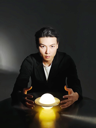 陳楸帆：作家，編劇，翻譯。中國作協(xié)科幻文學(xué)委員會副主任，代表作有《荒潮》《人生算法 》等