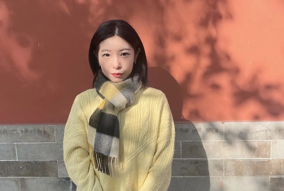 三 三 第2屆入選作家中年齡最小的作家，已經發(fā)表短篇小說集《離魂記》《俄羅斯套娃》《晚春》，并獲第二屆“鐘山之星”年度青年佳作獎、2021年度“青花郎·人民文學”新人獎、第七屆郁達夫小說獎短篇小說獎。在采訪中她談到自己近年來創(chuàng)作上的成長和變化：“從業(yè)余寫作到全職寫作，越跟文學有所接觸，越明白它是什么，會逐漸靠近它?！? /></p>
<p style=