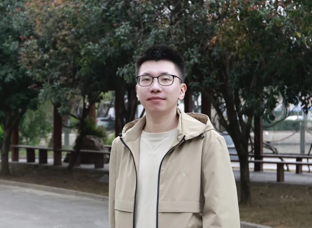 薛超偉 2014年畢業(yè)于復旦大學MFA創(chuàng)意寫作班。作品散見于多種文學刊物，已出版小說集《隱語》。薛超偉稱，“文學是孤獨者的創(chuàng)造”這句話特別令他動容，他秉持著“我可以孤獨一輩子”的想法進行寫作。采訪中他談到閱讀經典書籍對他的創(chuàng)作影響很大，“將傳統(tǒng)文化與當下銜接，會呈現(xiàn)出獨特的意境”。