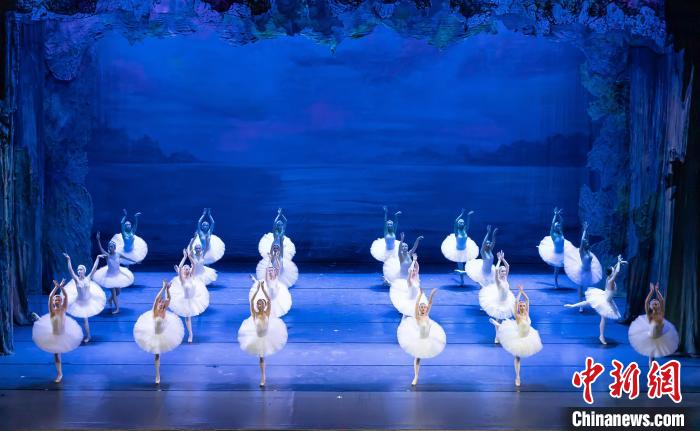 圖為演出現(xiàn)場?！⊥踉谟?攝