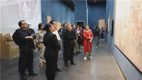 作家們參觀北庭故城遺址，了解中華優(yōu)秀傳統(tǒng)文化傳承發(fā)展情況