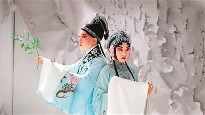 　劉小川（右）與搭檔表演昆曲《牡丹亭》。 　　受訪者供圖