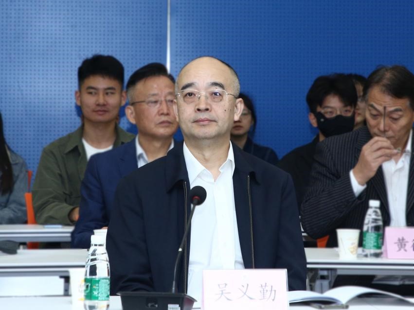 中國(guó)作協(xié)黨組成員、副主席吳義勤出席論壇并致辭