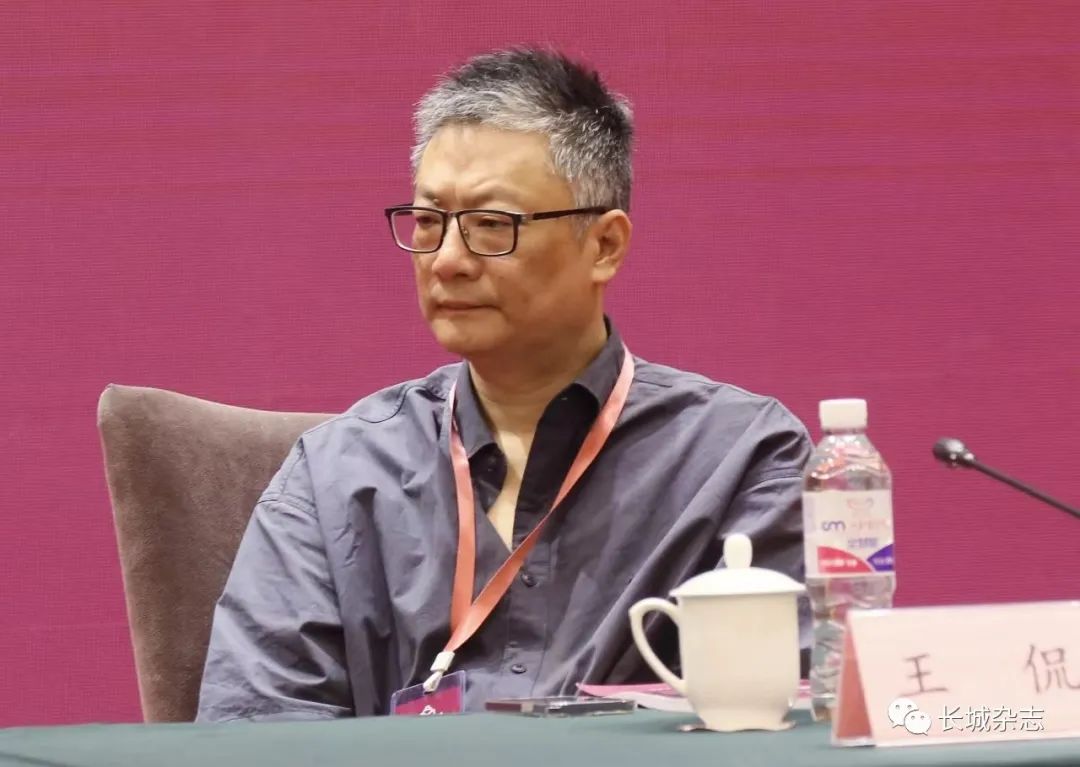 王侃，浙江東陽人，文學(xué)博士，杭州師范大學(xué)人文學(xué)院教授。主要研究領(lǐng)域為中國現(xiàn)當(dāng)代文學(xué)史、中國當(dāng)代文學(xué)批評、中國電影等。在各類學(xué)術(shù)期刊發(fā)表學(xué)術(shù)論文百余篇，出版有《詩與思的維度》《敘事門與修辭術(shù)》《時見疏星渡河漢》等著作十余部。曾獲第三屆唐弢青年文學(xué)研究獎、第五屆中國當(dāng)代文學(xué)優(yōu)秀批評家獎。