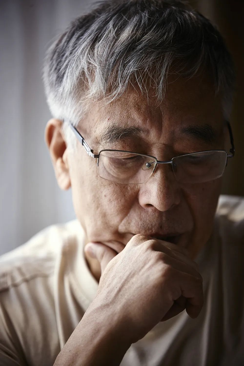 王晉康，1948年出生于河南南陽；著名科幻作家、高級工程師；1993年發(fā)表處女作《亞當(dāng)回歸》，即獲當(dāng)年度中國科幻銀河獎，此后15次榮獲該獎項；迄今已發(fā)表短篇小說近百篇，出版長篇小說20余部，代表作有長篇小說《類人》《蟻生》《十字》《與吾同在》，短篇小說集《替天行道》《最后的愛情》《生命之歌》《七重外殼》《西奈噩夢》《豹》等；曾獲銀河獎、全球華語星云獎終身成就獎、騰訊文學(xué)獎年度小說家、京東文學(xué)獎年度科幻圖書獎、陽翰笙文學(xué)獎、吳承恩文學(xué)獎等；作品被譯成英、意、日、德等多種語言。