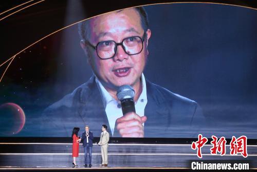 10月18日晚，第81屆世界科幻大會在四川成都開幕，這是世界科幻大會在其80余年發(fā)展史中首次在中國舉行。圖為科幻作家劉慈欣與幻迷互動。 記者 王磊 攝