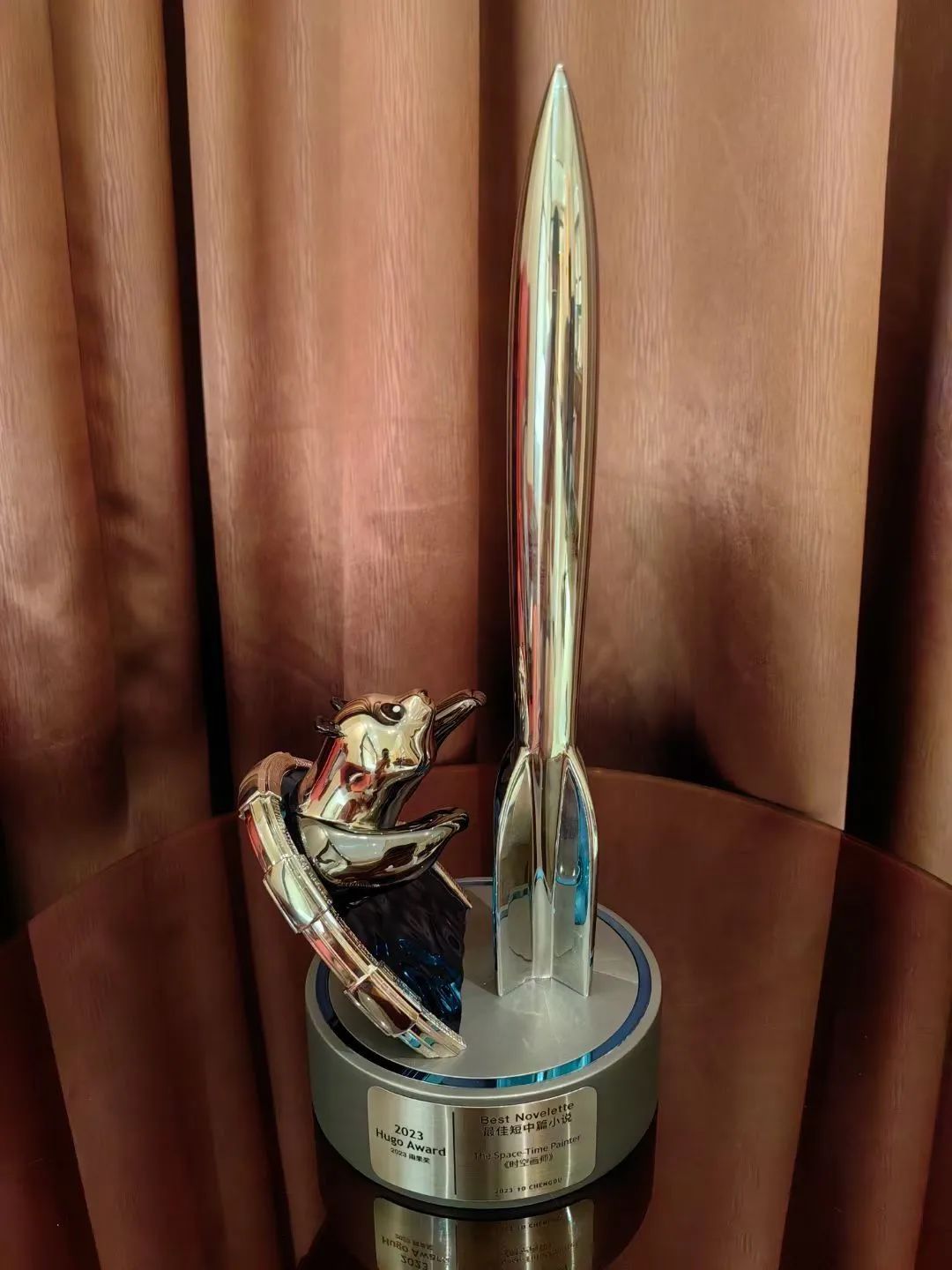 海漄所獲的雨果獎獎杯。海漄供圖