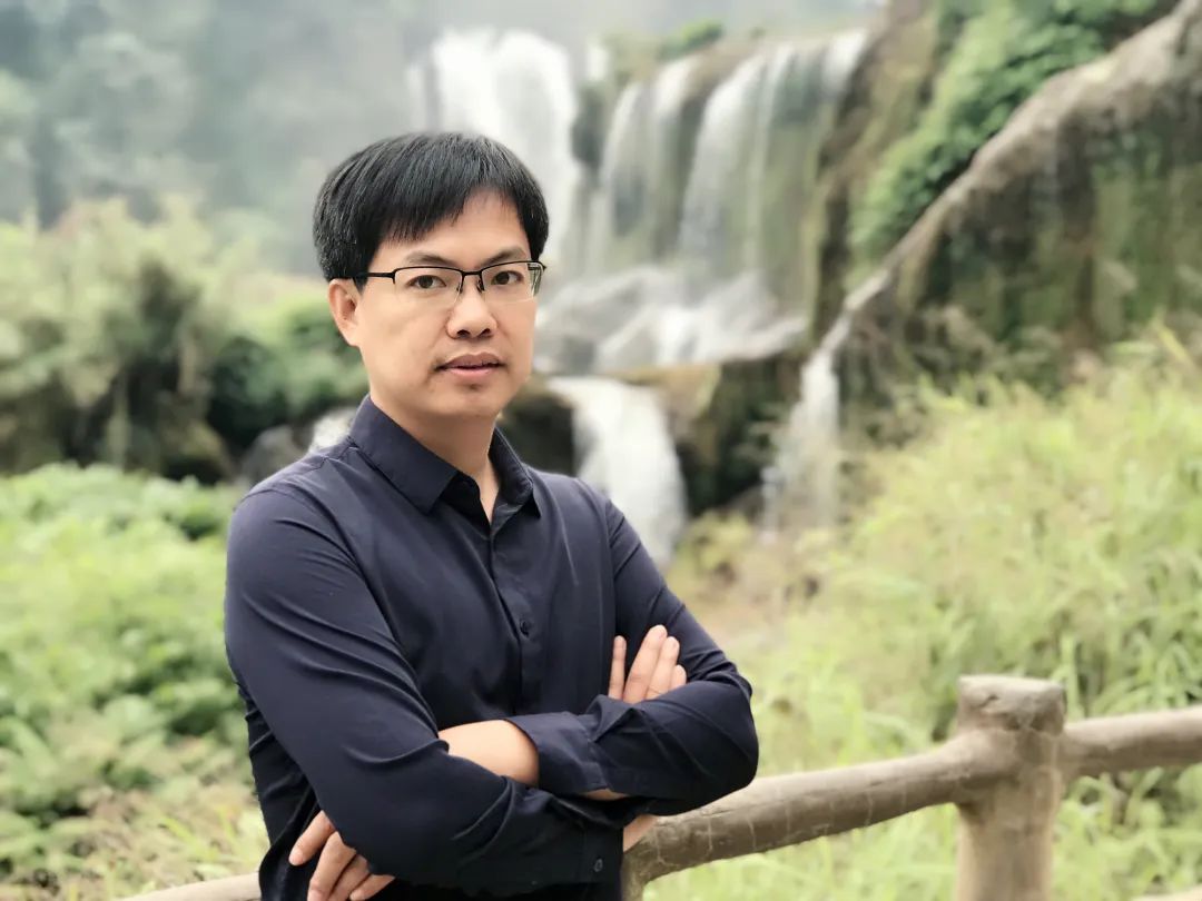 陳培浩，1980 年6 月出生，現(xiàn)為福建師范大學(xué)文學(xué)院教授、博士生導(dǎo)師，福建師大現(xiàn)代漢詩研究中心副主任。兼任中國現(xiàn)代文學(xué)館特邀研究員、廣東省文學(xué)評論創(chuàng)作委員會(huì)副主任、花城文學(xué)院簽約評論家。近年已在《文學(xué)評論》《中國現(xiàn)代文學(xué)研究叢刊》等重要學(xué)術(shù)刊物及《人民日報(bào)》《文藝報(bào)》等權(quán)威報(bào)紙發(fā)表論文近百篇。論文多次被《新華文摘》《人大復(fù)印資料》等平臺(tái)全文轉(zhuǎn)載。主持或參與國家及省部級(jí)研究項(xiàng)目多項(xiàng)。已出版《歌謠與中國新詩》《互文與魔鏡》《正典的窄門》《迷舟擺渡》《阮章競評傳》等著作。獲第十一屆唐弢青年文學(xué)研究獎(jiǎng)、《當(dāng)代作家評論》《中國當(dāng)代文學(xué)研究》優(yōu)秀論文獎(jiǎng)、華語青年作家獎(jiǎng)·新批評獎(jiǎng)等獎(jiǎng)項(xiàng)。