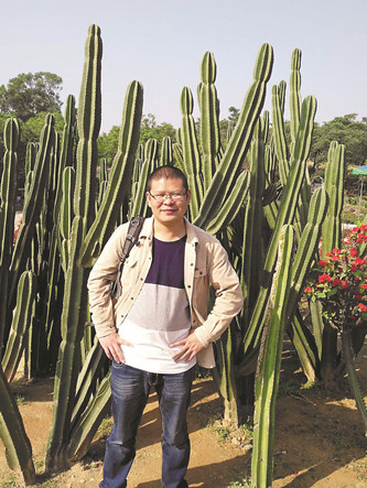 李知展，生于一九八九年，現(xiàn)供職于洛陽文學院。曾在《人民文學》《中國作家》《小說月報·原創(chuàng)版》《江南》《鐘山》《北京文學》等刊發(fā)表小說二百余萬字，多篇被選載。曾獲第二屆“紫金·人民文學之星”短篇小說佳作獎，廣東省有為杯小說獎，《莽原》《紅豆》《黃河文學》等雜志獎。著有長篇小說《平樂坊的紅月亮》，小說集《流動的宴席》《孤步巖的黃昏》《只為你暗夜起舞》《碧色淚》等。