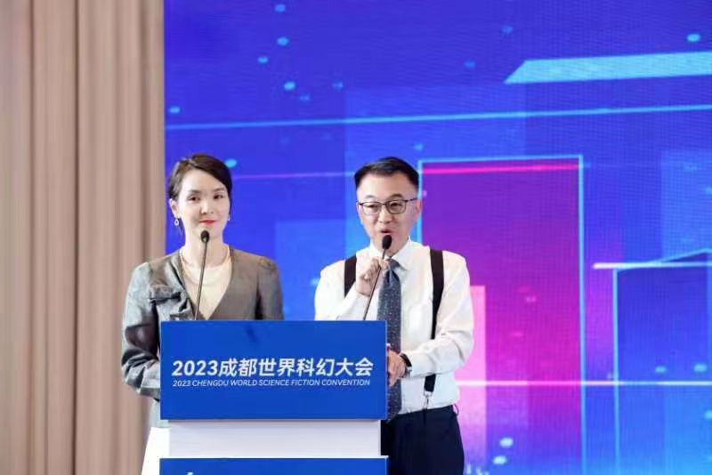 主持人陳柳岐（左）、田松松（右）