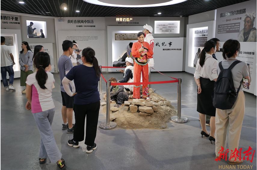 清澗縣石嘴驛鎮(zhèn)王家堡村路遙紀(jì)念館內(nèi)，游客在參觀。