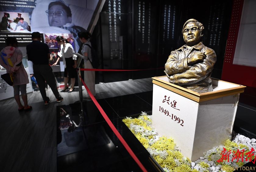 清澗縣石嘴驛鎮(zhèn)路遙紀(jì)念館路遙雕像。