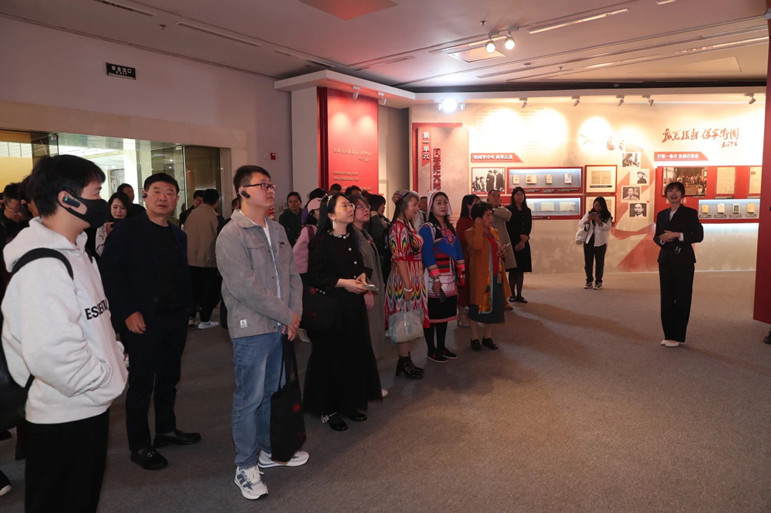 作家集體參觀“坐標(biāo)——中國(guó)現(xiàn)代文學(xué)館館藏革命文物特展”