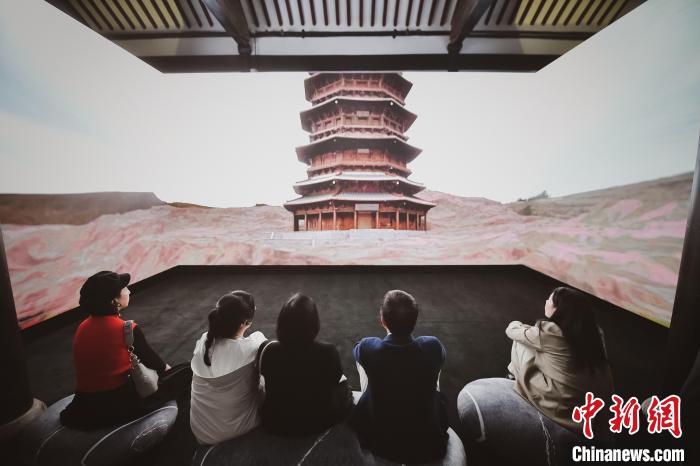 觀眾以全新角度的沉浸登臨體驗(yàn)，感受古塔所承載的唐遼之風(fēng)和中古文化美感。(瑞安新天地供圖)