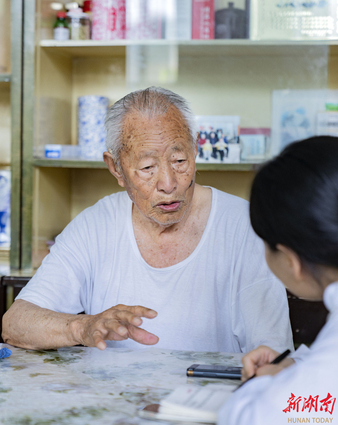7月27日，電影《我們村里的年輕人》高占武原型人物——武士雄老人接受湖南日?qǐng)?bào)記者采訪。