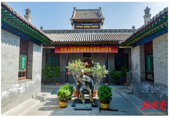 馬烽紀(jì)念館內(nèi)的馬烽塑像。