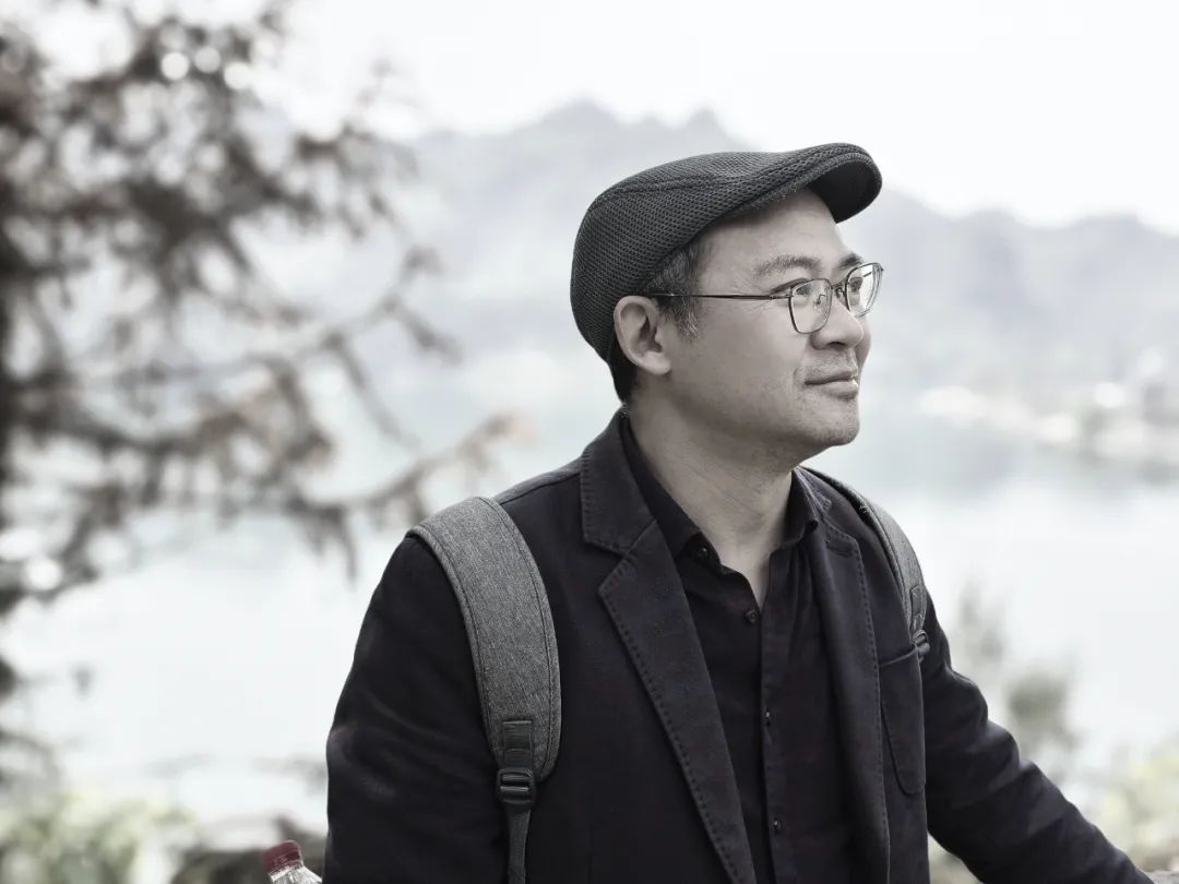 唐力，1970年生，重慶大足人。著有詩集《大地之弦》《向后飛翔》《虛幻的王國》《大地之馬》等。