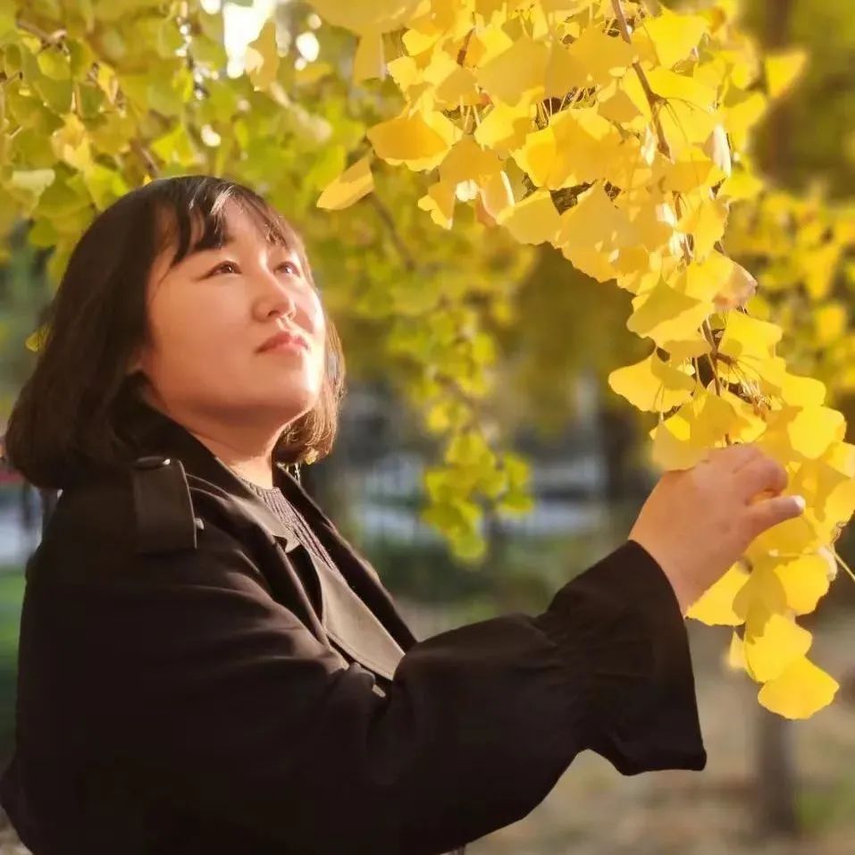 劉云芳， 中國作家協(xié)會會員，河北文學院簽約作家。作品主要發(fā)表于《北京文學》《天涯》《青年文學》《散文》《散文選刊》等報刊。曾兩次獲得香港青年文學獎，并獲得孫犁散文獎雙年獎、孫犁文學獎、河北文藝貢獻獎。已出版散文集《木頭的信仰》《給樹把脈的人》《陪你變成魚》，童話《奔跑的樹枝馬》《老樹洞婆婆的故事》。