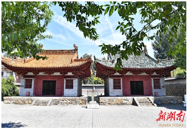 左為二郎廟，右為關帝廟。