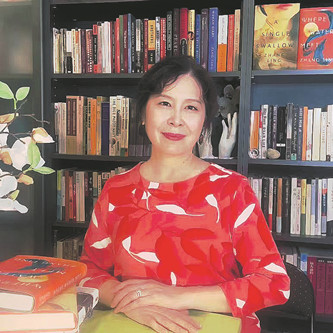 張翎，浙江溫州人，海外華文作家、編劇。代表作有《勞燕》《余震》《金山》等。