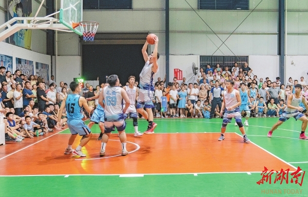 8月16日晚，汨羅市三江鎮(zhèn)體育館，火熱的“村BA”球賽吸引眾多八景村民前來(lái)助威