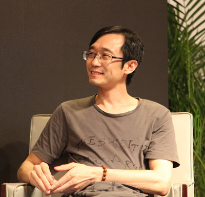 黃德海，《思南文學(xué)選刊》副主編，中國(guó)現(xiàn)代文學(xué)館特聘研究員。著有《世間文章》《詩經(jīng)消息》《書到今生讀已遲》《馴養(yǎng)生活》等。曾獲第八屆“唐弢青年文學(xué)研究獎(jiǎng)”、第十七屆“華語文學(xué)傳媒盛典·年度文學(xué)評(píng)論家”、第三屆“山花文學(xué)雙年獎(jiǎng)·散文獎(jiǎng)”。