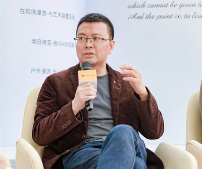 李宏偉，四川江油人，現(xiàn)居北京。著有詩集《你是我所有的女性稱謂》，長(zhǎng)篇小說《國(guó)王與抒情詩》《灰衣簡(jiǎn)史》《引路人》，小說集《假時(shí)間聚會(huì)》《暗經(jīng)驗(yàn)》《雨果的迷宮》等。曾獲郁達(dá)夫小說獎(jiǎng)、吳承恩長(zhǎng)篇小說獎(jiǎng)、十月文學(xué)獎(jiǎng)等獎(jiǎng)項(xiàng)，作品入選收獲文學(xué)榜、揚(yáng)子江評(píng)論文學(xué)榜等榜單。