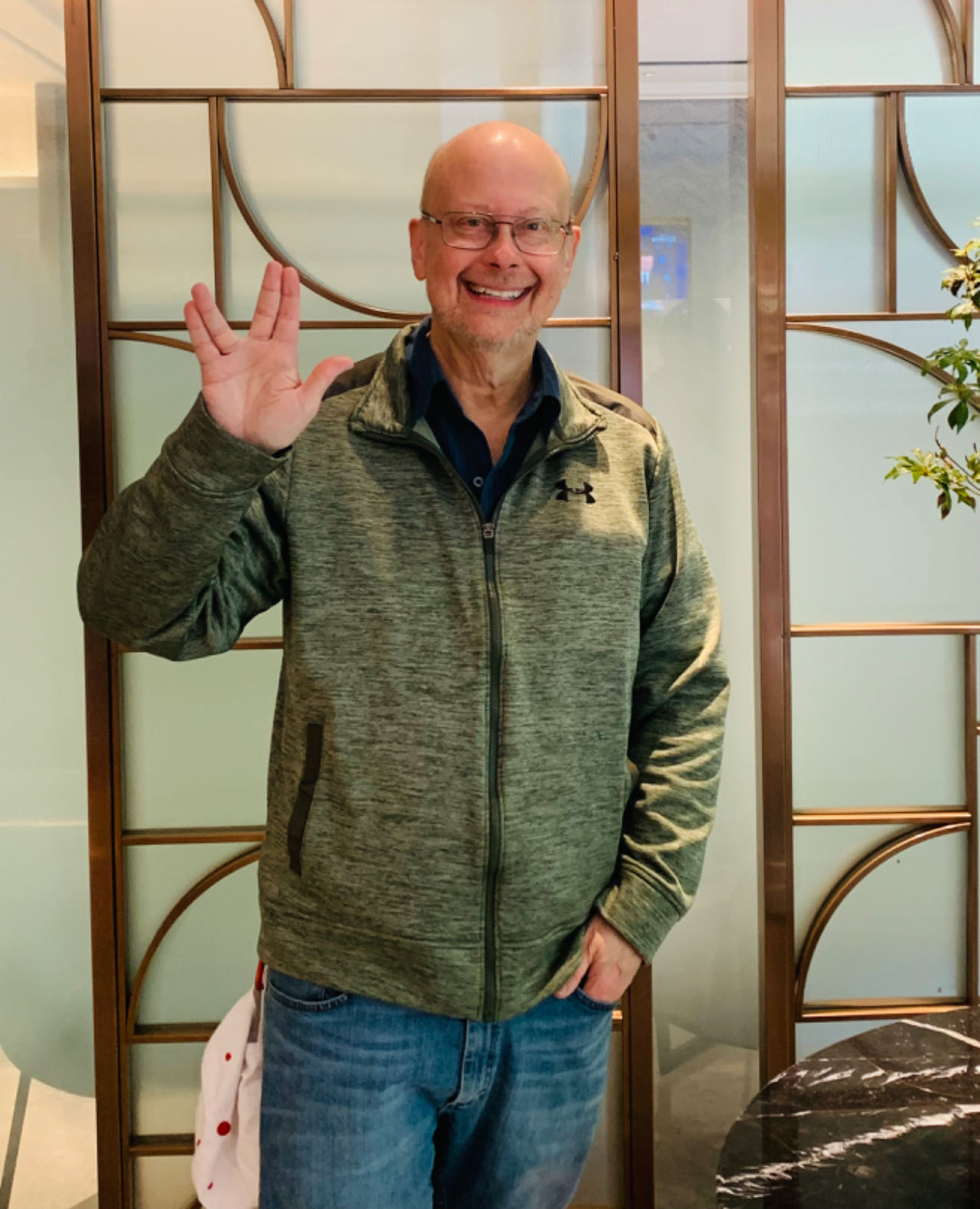 采訪后，羅伯特·索耶?dāng)[出了《星際迷航》中瓦肯人的見面禮手勢。程千千 攝