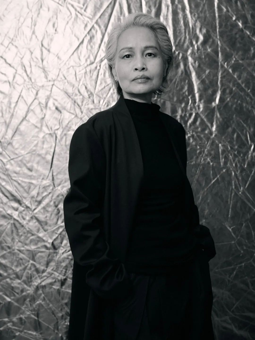 林白，生于廣西北流，現(xiàn)居北京，著有《北流》《北去來辭》《一個人的戰(zhàn)爭》《說吧房間》《婦女閑聊錄》《萬物花開》等多部長篇小說，獲華語文學(xué)傳媒大獎年度小說家獎、老舍文學(xué)獎長篇小說獎、人民文學(xué)長篇小說雙年獎、十月文學(xué)獎、首屆及第三屆中國女性文學(xué)獎，譯入日、韓、意、法、英、西班牙等長篇和中篇小說單行本出版。