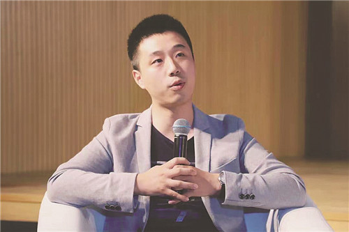 海漄：1990年出生于湖南湘潭，科幻作家，深圳市作家協(xié)會(huì)會(huì)員。有科幻中短篇小說(shuō)發(fā)表于《科幻世界》《銀河邊緣》《中華文學(xué)選刊》等雜志。曾提名銀河獎(jiǎng)最佳短篇獎(jiǎng)。