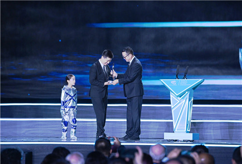 第81屆雨果獎(jiǎng)?lì)C獎(jiǎng)典禮現(xiàn)場(chǎng)，劉慈欣向海漄授予獎(jiǎng)杯。 （成都世界科幻大會(huì)組委會(huì)供圖）