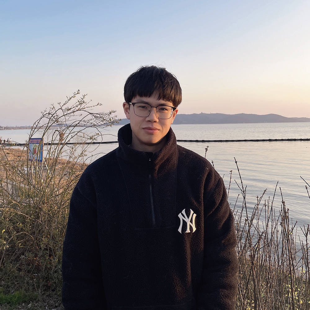 周于旸，1996年生，江蘇蘇州人。小說發(fā)表于《人民文學(xué)》《十月》《小說界》等期刊