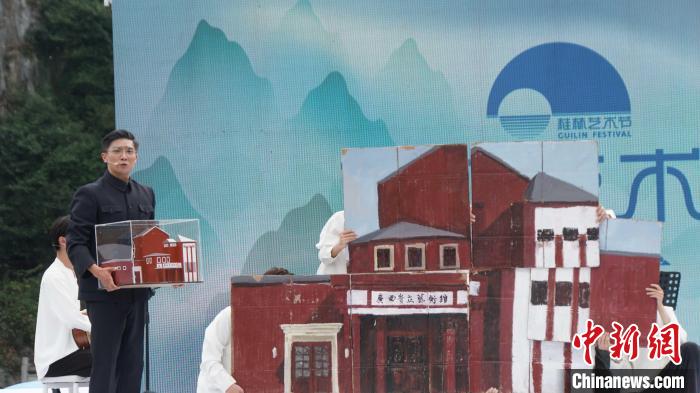 11月5日，2023桂林藝術(shù)節(jié)閉幕式上演原創(chuàng)戲曲片段《在有山有水的地方，建一個(gè)劇場(chǎng)》。圖為演員扮演的歐陽(yáng)予倩在講述建立劇場(chǎng)的故事。唐蔚晴 攝