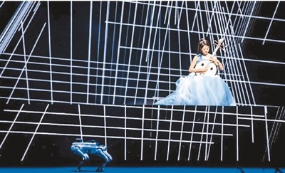 　“未來音樂會”上，作品《方圓》由演奏家演奏中阮，結合機器狗運動，融合AI和計算機音樂等技術。 　　本報記者 林子涵攝