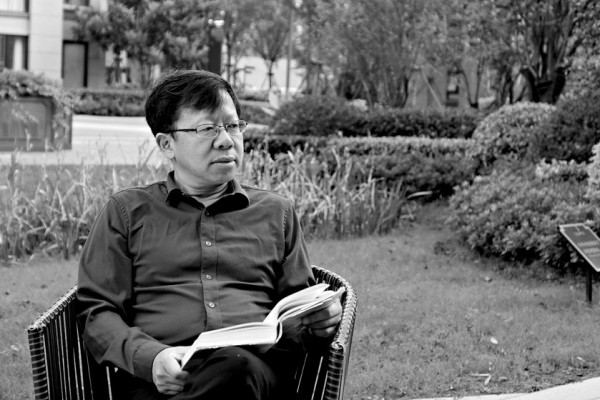 龐余亮，1967年生，現(xiàn)居江蘇靖江。著有長篇小說《薄荷》《丑孩》《有的人》《小不點(diǎn)的大象課》《神童左右左》(系列小說)《看我七十三變》《我們都愛丁大圣》，散文集《半個父親在疼》《小先生》《小蟲子》《頑童馴師記》《紙上的憂傷》，小說集《為小弟請安》《擒賊記》《鼎紅的小愛情》《你們遇上了好辰光》《出嫁時你哭不哭》，詩集《比目魚》《報母親大人書》《五種疲倦》，童話集《銀鐲子的秘密》《躲過九十九次暗殺的螞蟻小朵》等。曾獲得第八屆魯迅文學(xué)獎、第七屆柔剛詩歌年獎、第五屆漢語詩歌雙年十佳、第十三屆萬松浦文學(xué)獎、江蘇省紫金山文學(xué)獎、第二屆孫犁散文獎雙年獎、第二屆揚(yáng)子江詩學(xué)獎、第九屆冰心散文獎等。