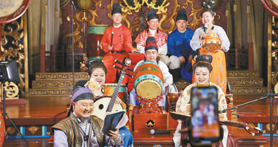 　圖為東倉鼓樂社的樂師們正在進(jìn)行直播。 　　本報(bào)記者 原韜雄攝