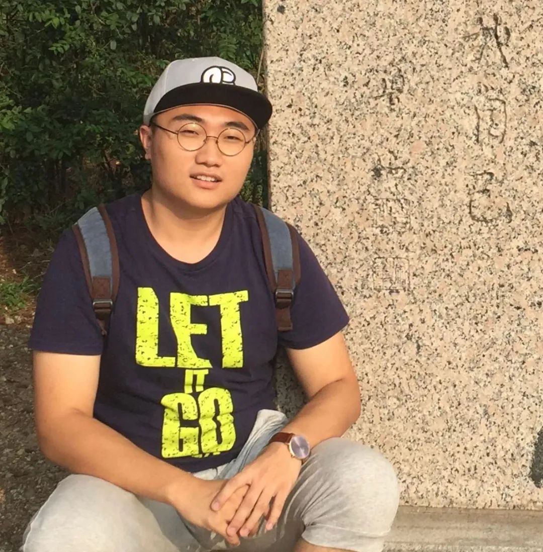 史玥琦，一九九六年生于長春，武漢大學(xué)文學(xué)學(xué)士，復(fù)旦大學(xué)創(chuàng)意寫作碩士，現(xiàn)為北京師范大學(xué)文學(xué)創(chuàng)作專業(yè)博士研究生。小說、詩歌見《收獲》《作品》《青年文學(xué)》《詩刊》《星星》《北京文學(xué)》等，獲第二屆京師-牛津“青年文學(xué)之星”金獎、第四十七屆香港“青年文學(xué)獎”等獎項。南京市青春文學(xué)人才計劃簽約作家，創(chuàng)辦有貓頭鷹小說社、野草莓觀影會。