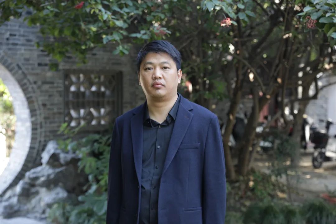 周榮池   江蘇高郵人，揚(yáng)州市青年作家，現(xiàn)為揚(yáng)州市作家協(xié)會(huì)第五屆理事會(huì)主席。著有長(zhǎng)篇小說(shuō)《絕境》《李光榮當(dāng)村官》《單厙》，散文集《隱秘的風(fēng)景》《草木故園》《村莊對(duì)我守口如瓶》等，獲第四屆汪曾祺文學(xué)獎(jiǎng)、第二十屆百花文學(xué)獎(jiǎng)散文獎(jiǎng)。