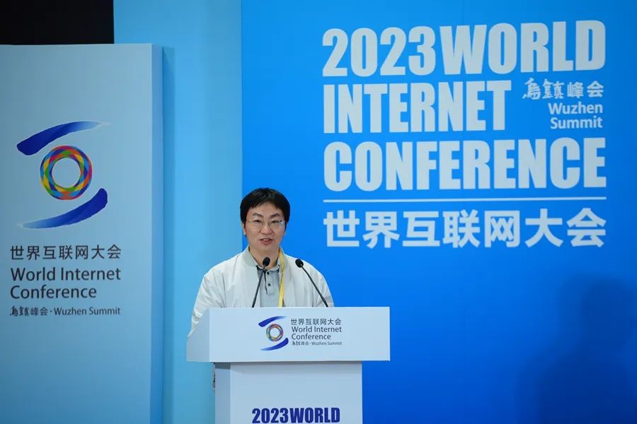 圖為網(wǎng)絡(luò)作家代表愛(ài)潛水的烏賊作主旨演講。（新華網(wǎng) 陳競(jìng)超 攝）