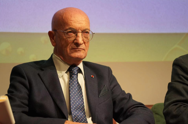 喬瓦尼·多托利，法意雙語詩人，芝加哥大學(xué)、巴黎高等師范學(xué)院、卡利亞里大學(xué)及阿圖瓦大學(xué)（阿拉斯校區(qū)）客座教授；意大利國際作協(xié)成員，法國國際作協(xié)管理委員會成員，創(chuàng)辦并主編多種叢書和雜志。出版三卷本法語詩集《我，生活》和兩卷本意大利語詩集《巔峰玫瑰》，作品被譯成多種語言，曾獲“莫利納洛獎”“歐洲桑戈爾獎”“丹特獎”等，獲法國學(xué)術(shù)界棕櫚葉司令勛章、法國榮譽軍團軍官勛章、法蘭西文學(xué)院大獎等榮譽。