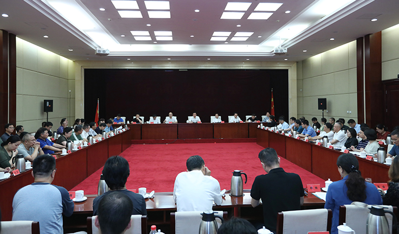 7月25日，第十一屆茅盾文學(xué)獎(jiǎng)評獎(jiǎng)委員會第一次全體會在京舉行