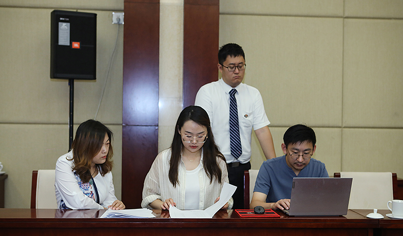 8月11日，聯(lián)絡(luò)員在監(jiān)察組、公證員監(jiān)督下統(tǒng)計(jì)選票