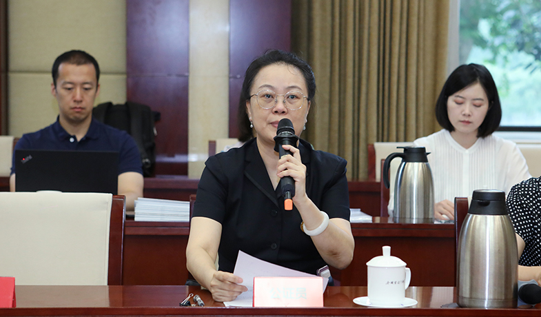 8月11日，公證處公證員宣讀公證書