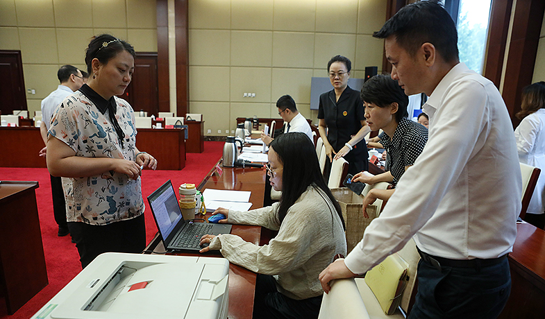 8月11日，聯(lián)絡(luò)員在監(jiān)察組、公證員監(jiān)督下統(tǒng)計選票