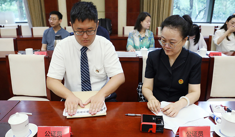 8月11日，公證處公證員封存選票