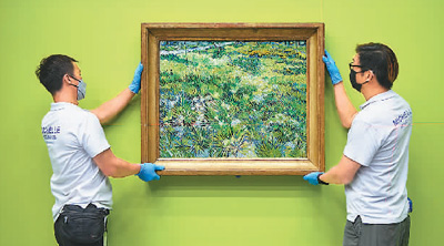 香港故宮文化博物館與英國國家美術(shù)館團(tuán)隊(duì)共同檢查及安裝梵高名畫《蝴蝶與長草地》。 香港故宮文化博物館供圖